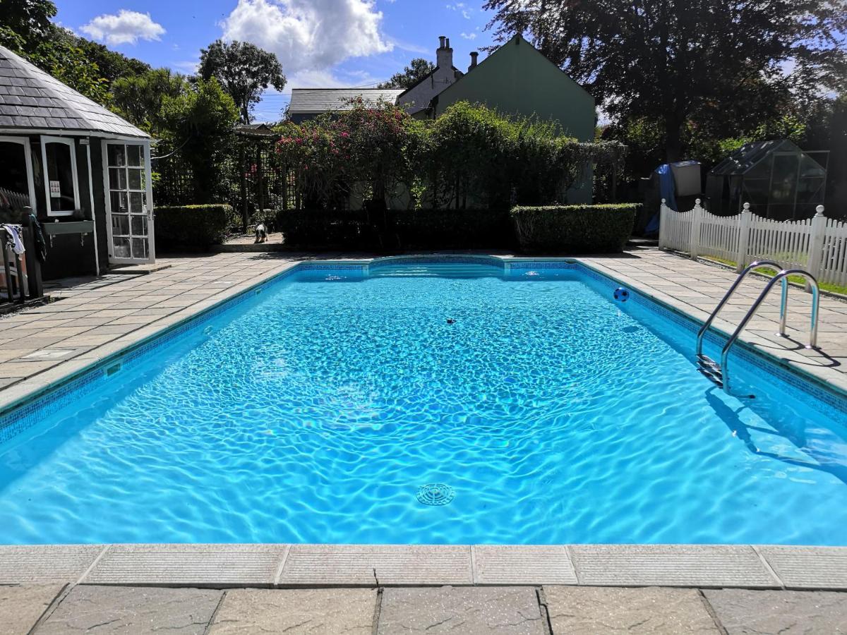 Captivating Isolde Cottage With Pool Near St Ives แคมบอร์น ภายนอก รูปภาพ